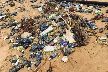 Hàng nghìn bao thuốc lá ngoại dạt vào bờ biển Nghệ An