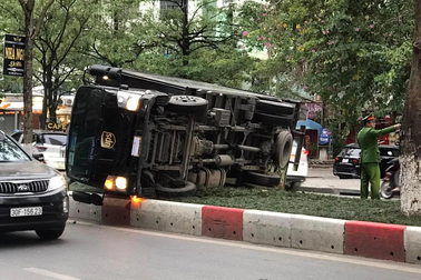 Tài xế buồn ngủ, ô tô lật nghiêng trên dải phân cách