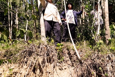 Nhiều vết nứt, sạt lở bất thường trên núi đe dọa người dân