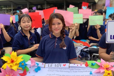 Học sinh Hà Nội chất vấn hiệu phó loạt câu hỏi khó