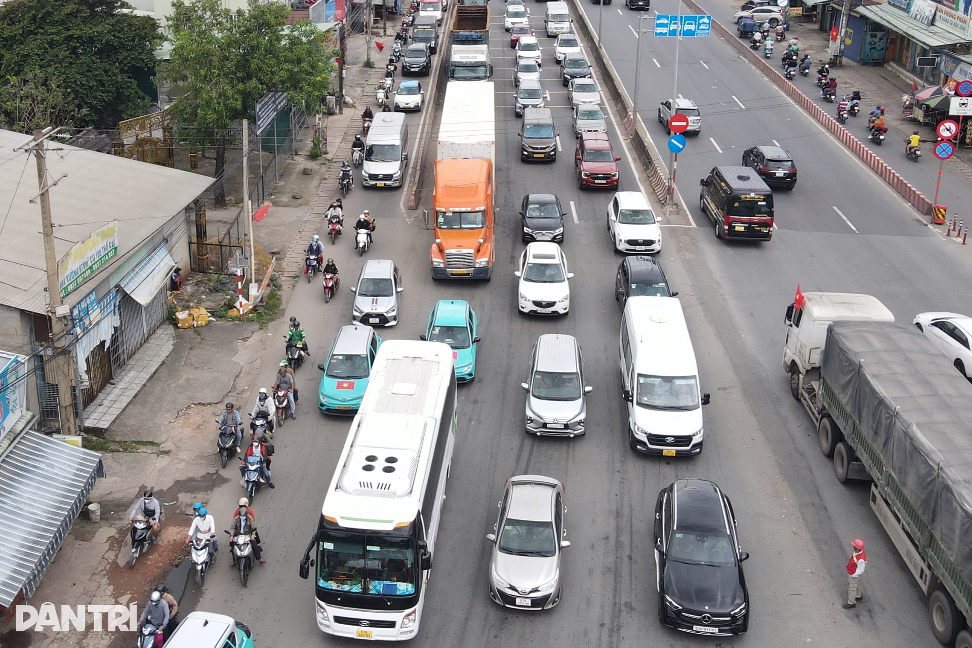 Người dân quay lại TPHCM sớm, quốc lộ 51 ùn tắc kéo dài - 4 Người dân quay lại TPHCM sớm, quốc lộ 51 ùn tắc kéo dài - 4