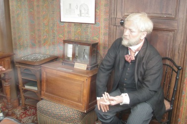 Khám phá căn hộ bí mật bên trong tháp Eiffel