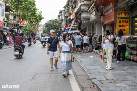Hiện trạng vỉa hè, lòng đường 12 phố được đề xuất tăng phí đỗ ô tô, xe máy