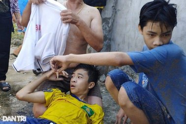 4 người lao xuống biển cứu 2 em nhỏ bị đuối nước