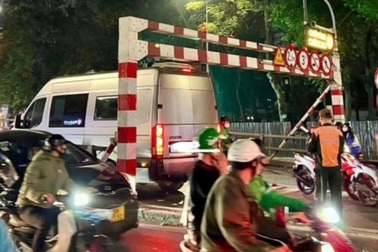 Ô tô mắc kẹt khi lên cầu vượt ở Hà Nội, tài xế bị phạt 5 triệu đồng