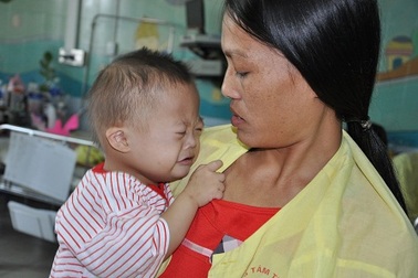 Tiếng khóc xé lòng của bé 17 tháng tuổi dân tộc Dáy bị tim bẩm sinh