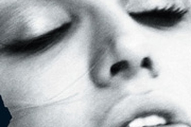 Bà goá Courtney Love làm "nóng" mình bằng ảnh "nuy"