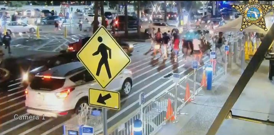 Video hàng trăm người lao vào siêu thị Mỹ hôi của - 1 Video hàng trăm người lao vào siêu thị Mỹ hôi của - 1