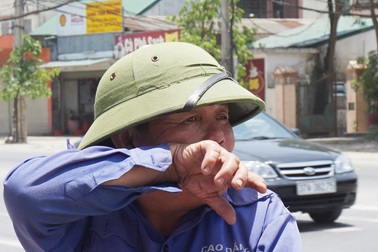 Người dân quay quắt trong nắng nóng, gió Lào