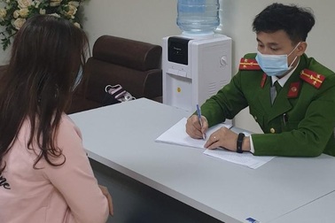 Hà Nội: Nữ Giám đốc tặng quà Tết bằng pháo hoa nổ