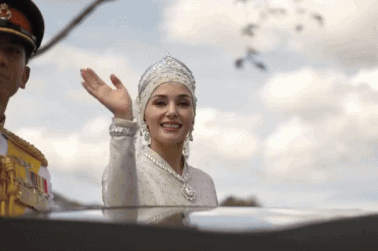 Hoàng tử Brunei khoe khoảnh khắc ngọt ngào với vợ trong đám cưới