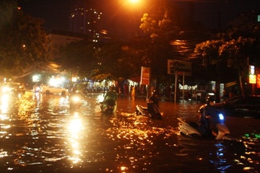 Nhiều tuyến phố thành sông, giao thông hỗn loạn sau trận mưa lớn
