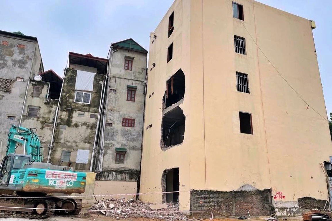 Hà Nội: Phá dỡ công trình 5 tầng mọc trái phép trên đất dự án - 3 Hà Nội: Phá dỡ công trình 5 tầng mọc trái phép trên đất dự án - 3