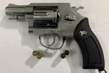 Chồng thủ súng, đạn hỗ trợ vợ trốn lệnh truy nã