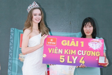 Hoa Hậu Ba Lan trao viên kim cương đầu tiên trong chương trình khuyến mại VIFON