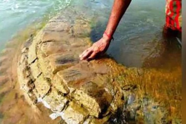 Ngôi đền cổ bị nhấn chìm cách đây 200 năm, bất ngờ xuất hiện giữa sông