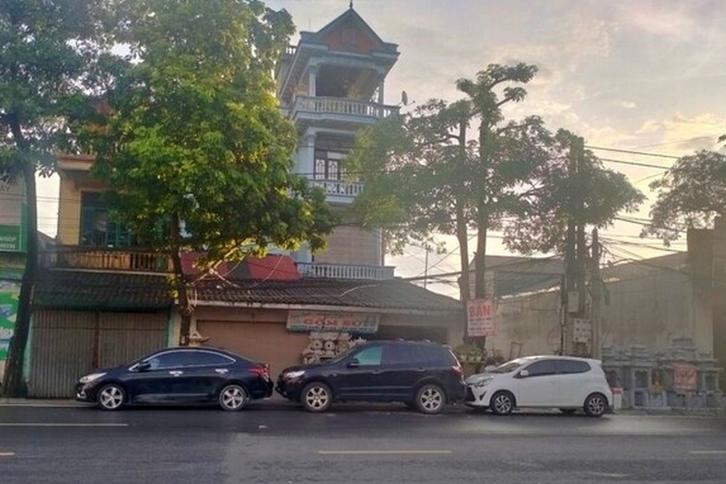 Vụ khủng bố bằng ô tô ở Hà Nội: Khó xử lý hành vi đỗ xe chắn cửa? - 1 Vụ khủng bố bằng ô tô ở Hà Nội: Khó xử lý hành vi đỗ xe chắn cửa? - 1