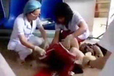Xôn xao chuyện sản phụ sinh con ngay chân cầu thang bệnh viện