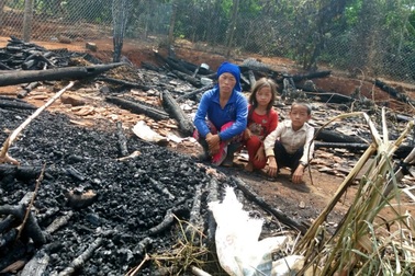 Bố bỏ đi biệt tích, ba mẹ con ăn mèn mén sống qua ngày vì hỏa hoạn
