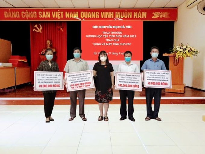 Chủ tịch Hội Khuyến học Hà Nội Nguyễn Thị Ngọc Minh trao biển tượng trưng kinh phí hỗ trợ chương trình. Ảnh kinhtedothi.vn