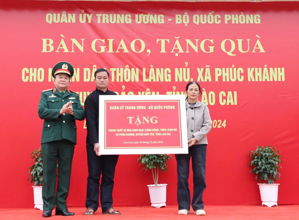 Lào Cai: Thứ trưởng Bộ Quốc phòng thăm, tặng quà bà con Làng Nủ - 1 Lào Cai: Thứ trưởng Bộ Quốc phòng thăm, tặng quà bà con Làng Nủ - 1
