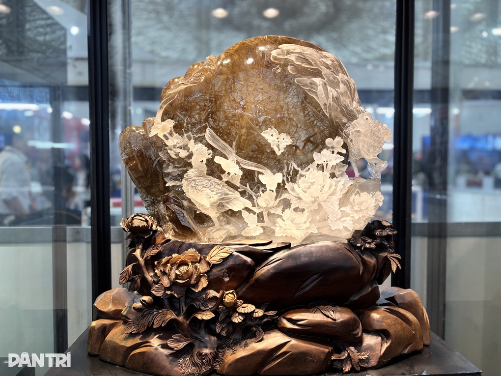 Khối đá quý tạo nên bức điêu khắc 10 tỷ đồng gây sốt ở Hà Nội - 4 Khối đá quý tạo nên bức điêu khắc 10 tỷ đồng gây sốt ở Hà Nội - 4