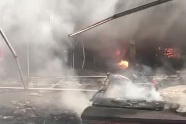 Hà Nội: Đang cháy lớn tại chợ Quang