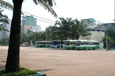 “Xén” công viên 23/9 làm trạm điều hành xe buýt 