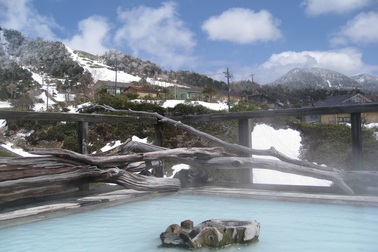 Tắm onsen và trượt tuyết tại ngôi làng gần với những vì sao