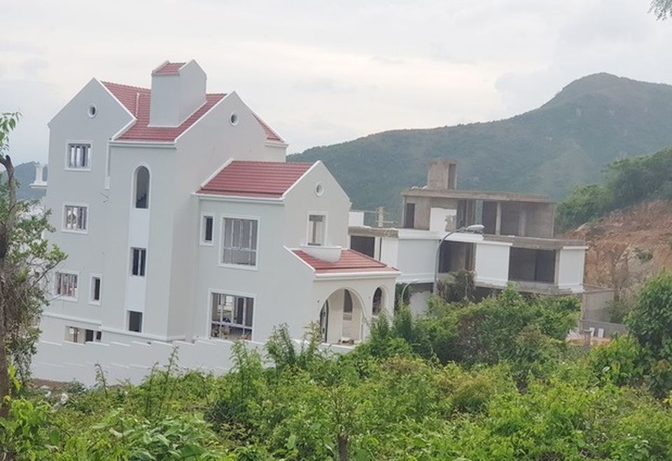 Nhiều biệt thự ở núi Cô Tiên hoàn thiện, bất chấp lệnh tạm dừng xây dựng - 3 Nhiều biệt thự ở núi Cô Tiên hoàn thiện, bất chấp lệnh tạm dừng xây dựng - 3