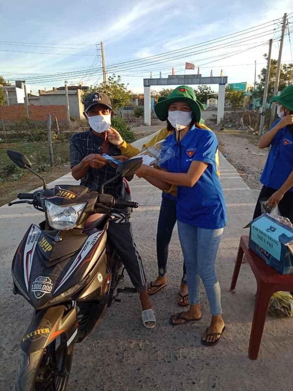Tái chế lốp xe thành bồn rửa tay hỗ trợ học sinh phòng dịch - 5 Tái chế lốp xe thành bồn rửa tay hỗ trợ học sinh phòng dịch - 5
