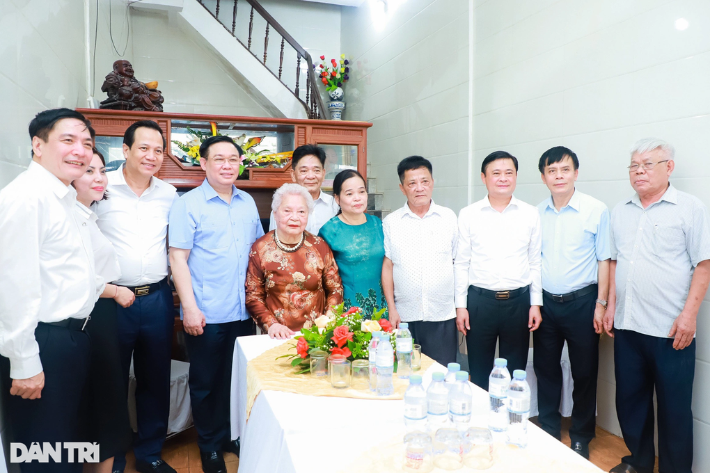 Chủ tịch Quốc hội thăm cựu chiến binh, mẹ Việt Nam anh hùng - 5 Chủ tịch Quốc hội thăm cựu chiến binh, mẹ Việt Nam anh hùng - 5