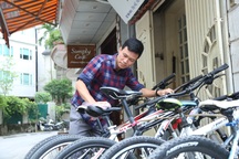 Mất việc vì Covid-19, kỹ sư, hướng dẫn viên cho thuê xe đạp quanh Hồ Tây