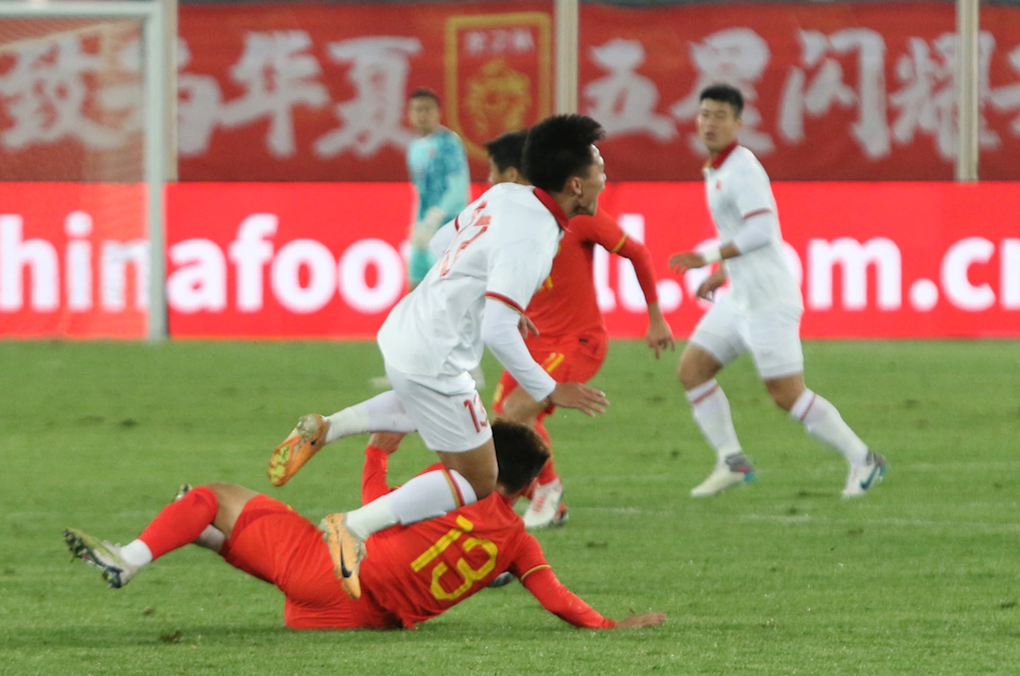 Hậu vệ tuyển Việt Nam khâu 7 mũi sau trận gặp Trung Quốc - 1