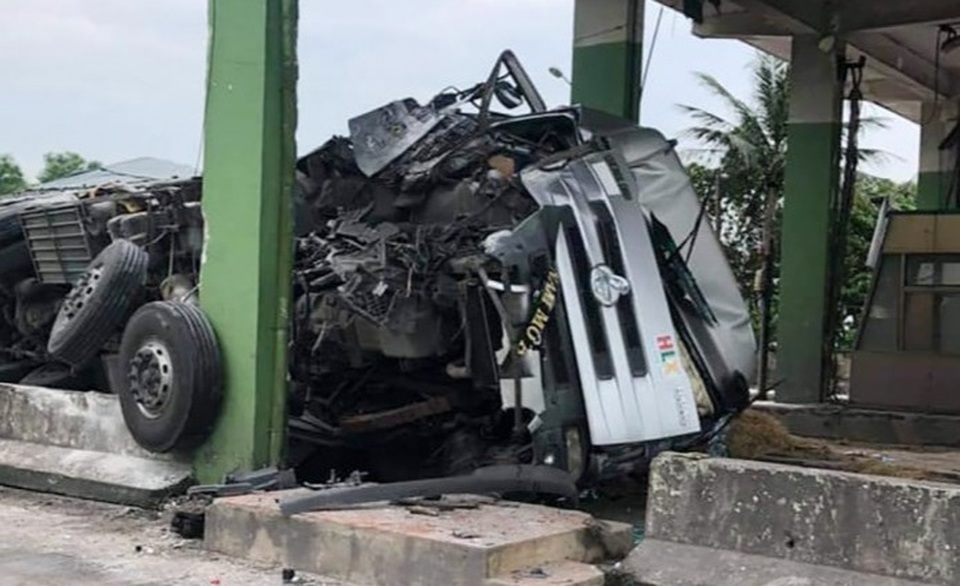 Đâm vào trạm thu phí bỏ không, xe tải nát bét đầu - 1 Đâm vào trạm thu phí bỏ không, xe tải nát bét đầu - 1