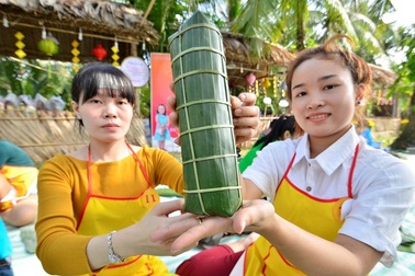 Công nhân trổ tài gói bánh tết