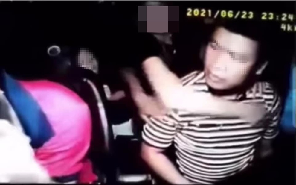 Điều tra vụ tài xế taxi bị hành khách đánh túi bụi, gây xôn xao dư luận - 2 Điều tra vụ tài xế taxi bị hành khách đánh túi bụi, gây xôn xao dư luận - 2