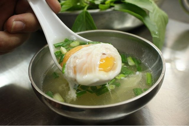 Trứng lòng đào có thực sự bổ hơn trứng luộc chín?