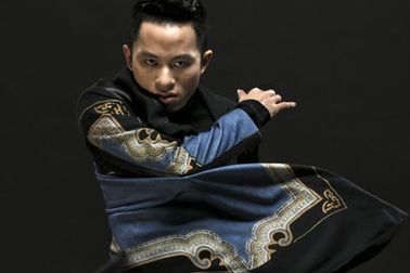 Tùng Dương trình diễn “Chiếc khăn Piêu” với dàn nhạc giao hưởng