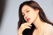 Hình ảnh mới nhất của "bà bầu" Son Ye Jin và "bố trẻ con" Hyun Bin