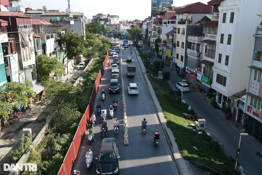 Phân luồng đường Âu Cơ phục vụ thi công sau thời gian dài chậm tiến độ - 3 Phân luồng đường Âu Cơ phục vụ thi công sau thời gian dài chậm tiến độ - 3
