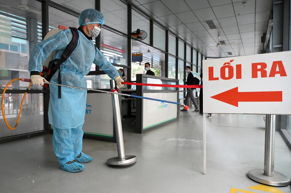 Covid-19 lan rộng, Hà Nội phun khử trùng hàng loạt xe BRT - 9 Covid-19 lan rộng, Hà Nội phun khử trùng hàng loạt xe BRT - 9