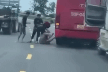 Nhóm người dừng ô tô giữa đường lao vào đánh nhau túi bụi