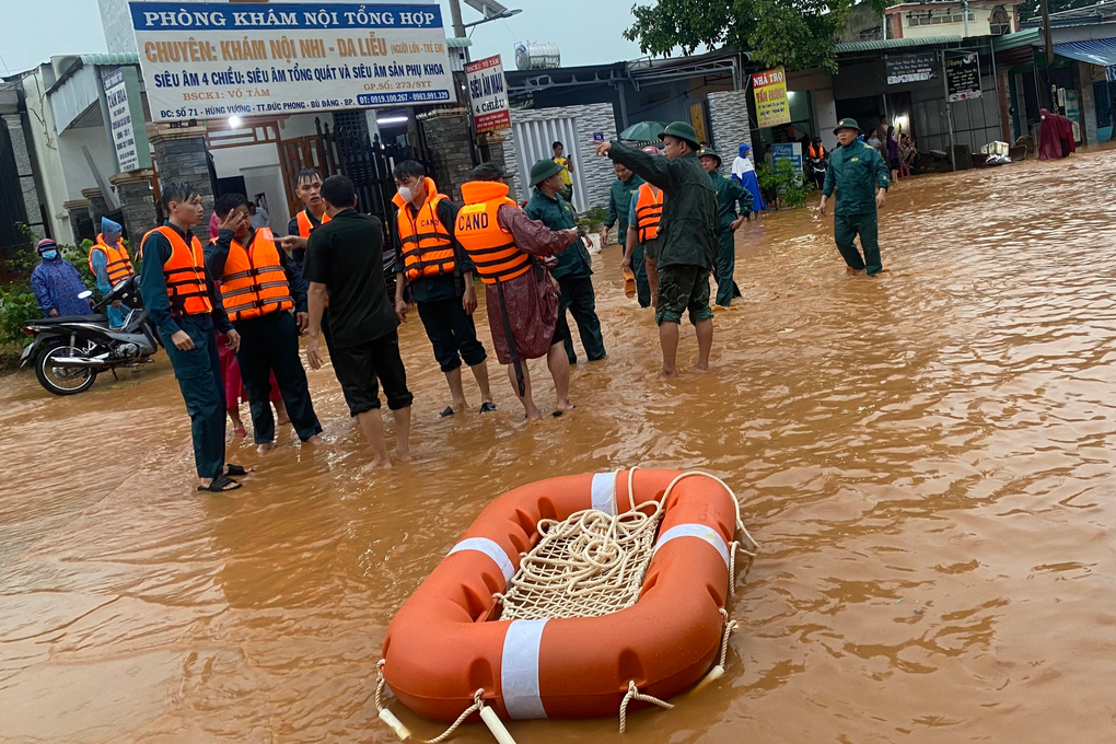 Mưa lớn kéo dài khiến 35ha lúa ở Bình Phước chìm sâu trong nước - 2 Mưa lớn kéo dài khiến 35ha lúa ở Bình Phước chìm sâu trong nước - 2