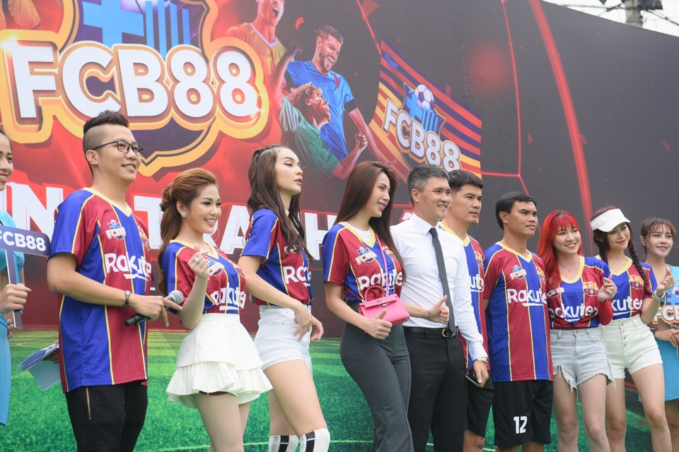 Thuỷ Tiên sát cánh cùng ông xã làm ‘fan cứng’ của FCB88 - 6 Thuỷ Tiên sát cánh cùng ông xã làm ‘fan cứng’ của FCB88 - 6