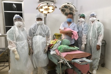 Sản phụ về từ Macau sinh con thành công trong khu cách ly Covid-19