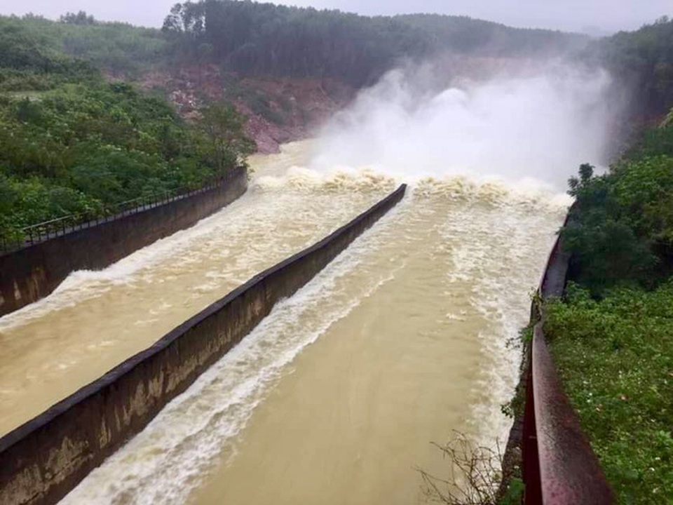 Hồ Kẻ Gỗ tăng lượng xả tràn, người dân vùng hạ lưu cuống cuồng lo ngập - 1 Hồ Kẻ Gỗ tăng lượng xả tràn, người dân vùng hạ lưu cuống cuồng lo ngập - 1