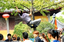 Khách Trung Quốc đốt tiền ở Đà Nẵng bị liệt vào danh sách đen