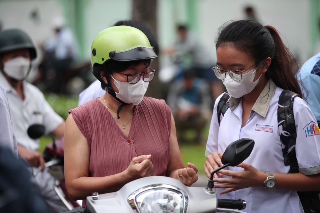 Quá áp lực, nữ sinh òa khóc ngay trước khi vào phòng thi lớp 10 - 3 Quá áp lực, nữ sinh òa khóc ngay trước khi vào phòng thi lớp 10 - 3