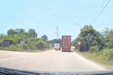 Xe tải gây tai nạn vì vượt ẩu - Tai họa “ập đến” cho những xe đi đúng luật